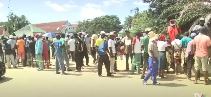 jornaland's tweet photo. Moçambique: Operários em greve se rebelam e queimam edifícios, viaturas e posto policial
Leia em: https://t.co/E37OeIybVN
#ANDinternacional #Moçambique #Xinavane #TongaatHulett https://t.co/nYyJuA4Xg3