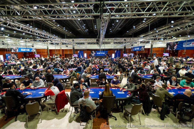 Le vainqueur repartira avec 417.820€ sur cet Eureka #EPTPrague 🤑
Ils sont un peu moins de 200 en lice et <a href="/AlexReardUnibet/">Alexandre Reard</a> s'est hissé dans le haut du chipcount, beaucoup de 🇨🇵 sont encore en lice pour le jackpot 🚀
Le reportage en direct ↪️ fr.pokernews.com/tours/ept/2021… #live #poker