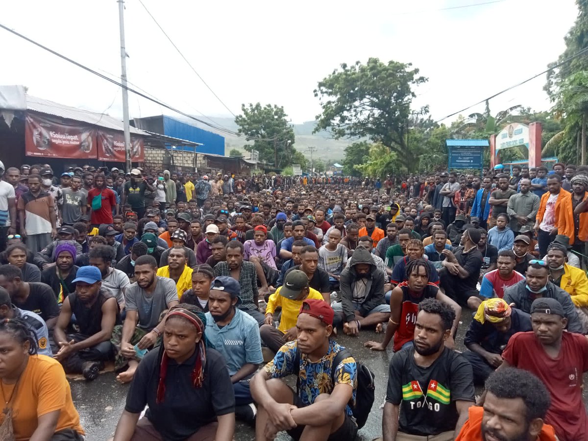 crew_ello's tweet photo. Today's information is Tuesday, March 8, 2022. The names of the names caught at the expo terminal when friends returned to Sentani... AS FOLLOWS. https://t.co/ZICvwgh5Lx