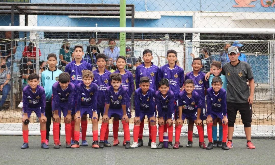Balonazos's tweet photo. Lara FC Categoría 2012 representante de la Liga Internacional, se tituló campeón del Torneo ‘’Festival de Campeones’’
#LigaInternacional
#LaraFC
#Balonazos
📎 https://t.co/n8HIFxHpPD https://t.co/2YEbZzYrKM