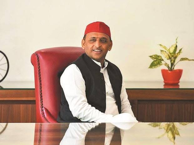 "I have no hope from Election Commission. People themselves, in some way, have to fight to save democracy" Akhilesh Yadav during an emergency PC in Lucknow. He claimed that EVMs are being transported from strongrooms.
#AkhileshYadav
#10_मार्च_अखिलेश_आ_रहें_है