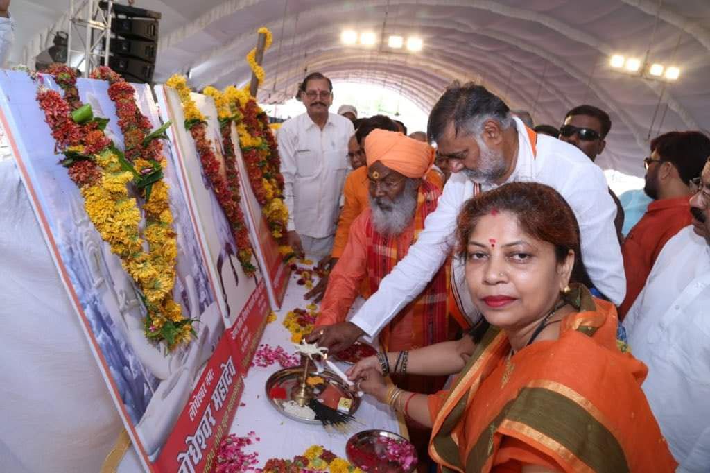 महिला शक्ति को नमन् 🙏🙏
<a href="/anupamanbsr/">Anupama Singh Lodhi</a>