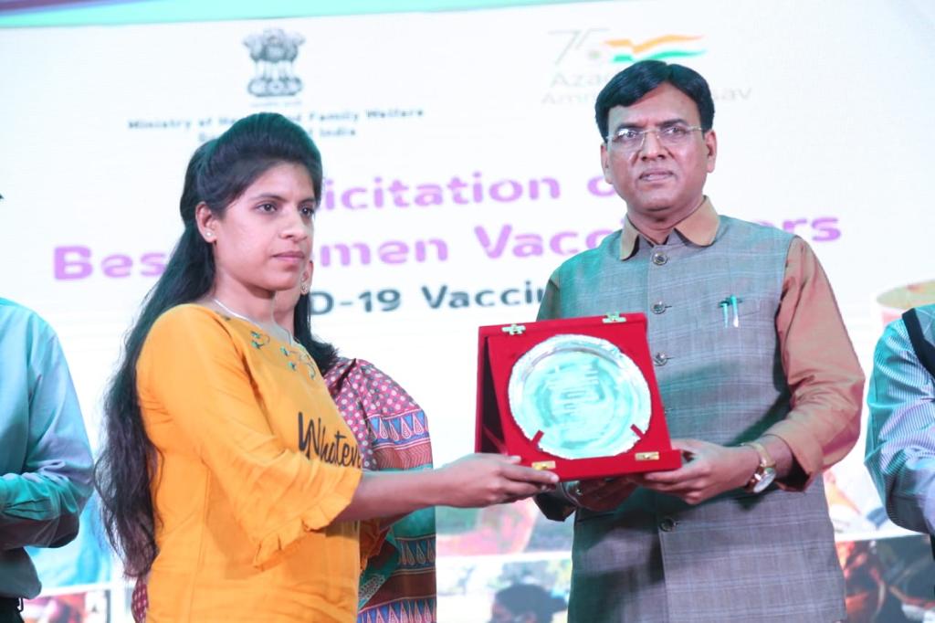 garg_yashpal's tweet photo. Two best female COVID  Vaccinators from UT Chandigarh were facilitated today at Delhi by Hon'ble Union Minister for Health &amp; Family Welfare on Women Day. Congratulations to both of them and to entire Health Team of UT Chandigarh. https://t.co/8uwdHVWbOU