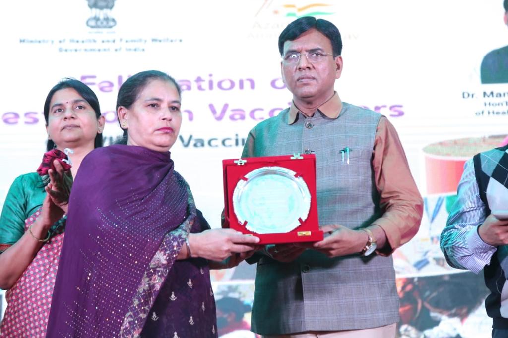 garg_yashpal's tweet photo. Two best female COVID  Vaccinators from UT Chandigarh were facilitated today at Delhi by Hon'ble Union Minister for Health &amp; Family Welfare on Women Day. Congratulations to both of them and to entire Health Team of UT Chandigarh. https://t.co/8uwdHVWbOU
