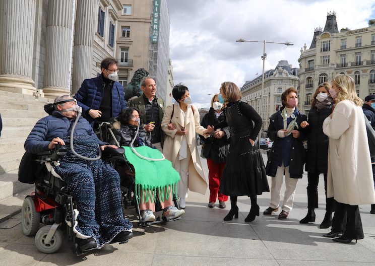 Hoy toda la Comunidad de la ELA está pendiente de una decisión histórica, mostrándose unida ante un día que cambiará la historia de todos los afectados de ELA de nuestro país.

Esperamos con ilusión el momento de la votación.

POR EL PRESENTE, POR EL FUTURO.

🍀#leyELA