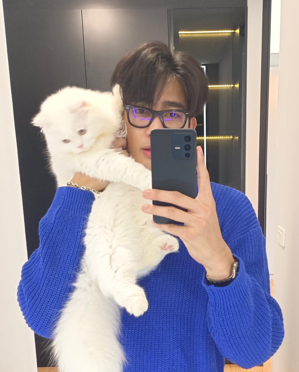 EarthEtfc's tweet photo. 【Instagram 貼文更新】

貓貓不喜歡我🥲
（沒關係有一隻絕對喜歡你😌❤️

© theearthe
-H編🦭

#theearthe
#EarthPirapat
#เอิร์ทพิรพัฒน์ https://t.co/rJOrPWwhf7