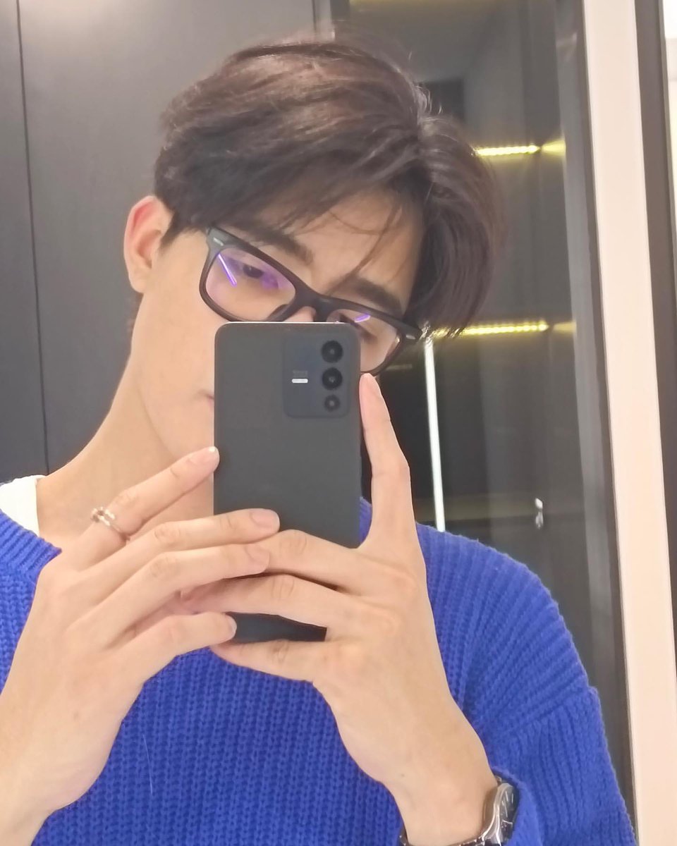 【Instagram 貼文更新】

貓貓不喜歡我🥲
（沒關係有一隻絕對喜歡你😌❤️

© theearthe
-H編🦭

#theearthe
#EarthPirapat
#เอิร์ทพิรพัฒน์