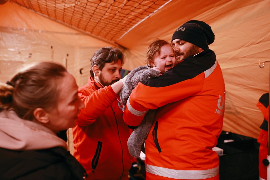 📍Ukrayna-Romanya sınırı/UMKE Sahra Hastanesi 

Şifa olmaya gönül veren ekiplerimiz, tedavi ettikleri her hastayla kimliğine bakmaksızın aynı sevinci yaşıyor.