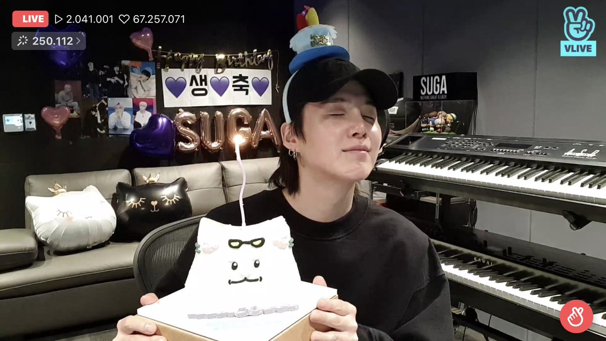 HaYang0802's tweet photo. Happ Birthday Yoongi siêu cấp cute 
#HappyBirthdaySUGA
#HappyBirthdayYoongi
#HappySUGADay
#SUGAOfOurDreams
#UAReMYLightYoongi
#OurGeniusProducer
#AlwaysWithMinYoongi
#OurGeniusProducerSUGA
#OurFirstLoveYoongi
@BTS_twt https://t.co/cysrSWtIyf