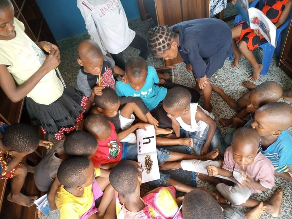 AyaFubaraEneli's tweet photo. They are reading, checking out books, even doing schoolwork sitting on the floor. My heart is overflowing with gratitude. Y’all, we are changing lives for the better! #emmajohnsondirigowari #opobolibraryinitiative https://t.co/WjRNslJqcK