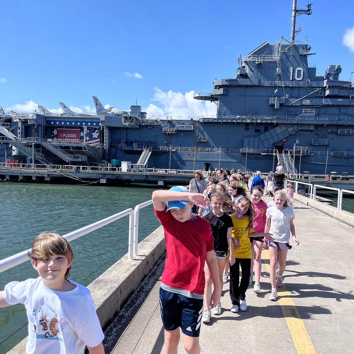 mrsG_learns's tweet photo. 🚌⚓️Field Ttip⚓️🚌
Yesterday we had the chance to go on our first field trip in 2 YEARS!!! It was so much fun to take our learning off campus!!! Patriots Point did not disappoint! #fieldtrip #patriotspoint #leveluppinckney @chpinckneyelem https://t.co/7sdouSfQvZ