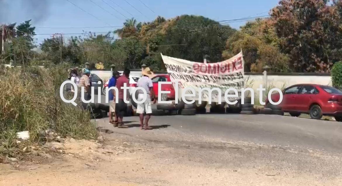 NotiSur_1's tweet photo. Continúa el #cierre de vialidad por #manifestación de #Oteapan puntos:
•Carretera federal 185, esquina Pino Suárez
•Vías de tren en límites de Oteapan–Chinameca
•Camino de terracería El Porvenir
•Panteón de #Cosoleacaque
•Autopista Cosoleacaque–Acayucan del puente Zaragoza. https://t.co/GtwYfIwhGe