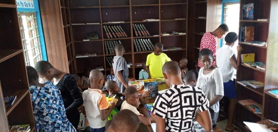 AyaFubaraEneli's tweet photo. Excited to get more books from @PurpleShelves and @theakoBookstore and @BookwormCafeNG. Reading is so magical! #opobolibraryinitiative #emmajohnsondirigowari @OsitaAmakeze we are adding your books too. https://t.co/VIVhIzo08z