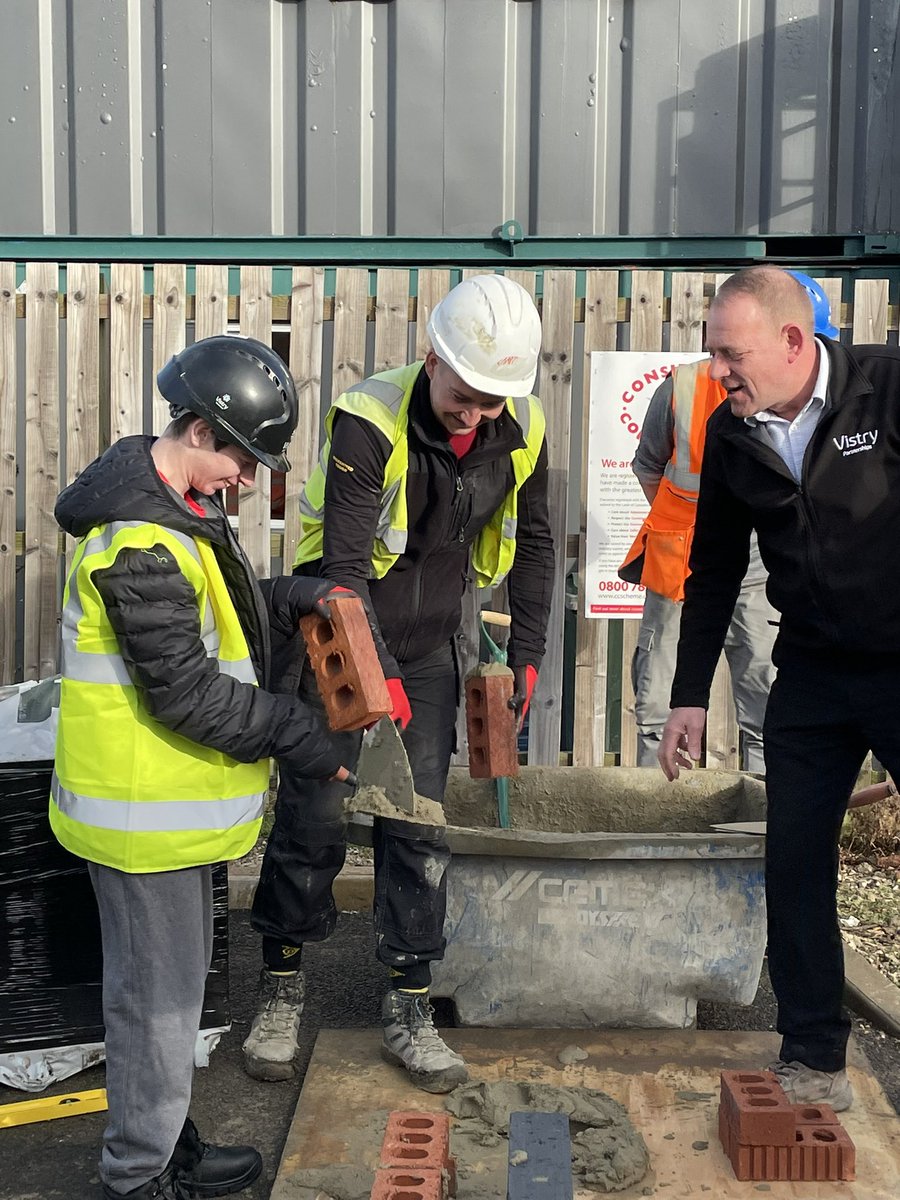 juliefvistry's tweet photo. The last few weeks have been very busy. @VistryNW have been engaging with @altbridgeschool and Bluebell Park Knowsley and delivered 3 sessions. 
Firstly a teams talk, then a have a go bricklaying followed by a fun STEM session.
We received fantastic feedback from both schools. https://t.co/QAWfwX6mWu