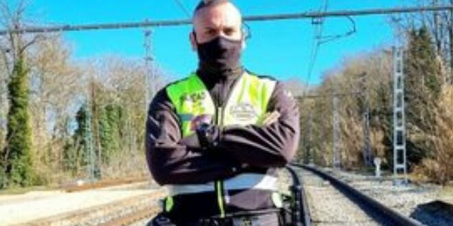 UN VIGILANTE DE SEGURIDAD EVITA QUE UN HOMBRE SE ARROJE A LAS VÍAS DEL TREN EN FIGUERAS.
Es entonces cuando el empleado de seguridad de la empresa Grupo Control Seguridad, consigue entablar una conversación con él para poder ganarse su confianza...
arsepri.com/noticias/un-vi…