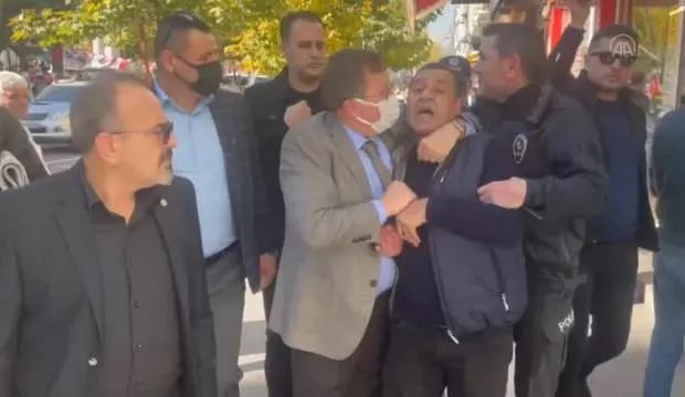 c_yucel's tweet photo. @fatihtezcan Hitap sahipleri mesajı almışlar ayakta alkışlıyorlar. 

@LutfuTurkkan nerede ?

#LütfüTürkkan #LuetfueTuerkkan https://t.co/ynHXgf1iJF