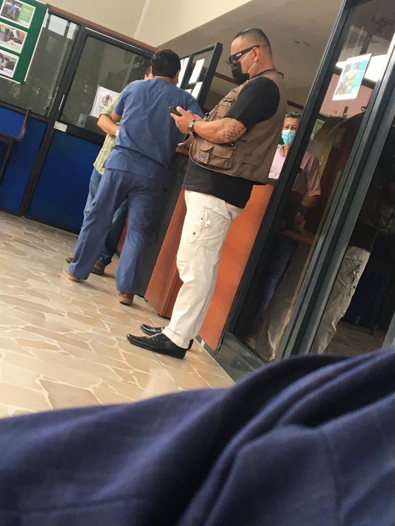JuanYcaza1's tweet photo. El sujeto de la foto con chaleco que se cree Max Steel criollo al preguntarle si era funcionario no supo que responderme... y por su walkie talkie le decía mi nombre a otro guardespaldas que estaba en otra área, al salir del ministerio anotaron las placas del carro. https://t.co/qg4ur39WdB