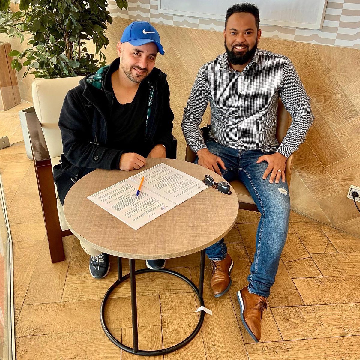 chamamusiceu's tweet photo. O cantor e compositor @daniloquintaooficial é o mais novo integrante da @europaproducao e se prepara para lançar nas plataformas digitais seu mais novo single “OLHOS EM TI” gravado estúdio Cedofeita no Porto e no Estúdio da ESMAE Universidade de Música do Porto em Portugal. https://t.co/RqaQ9a9zgE