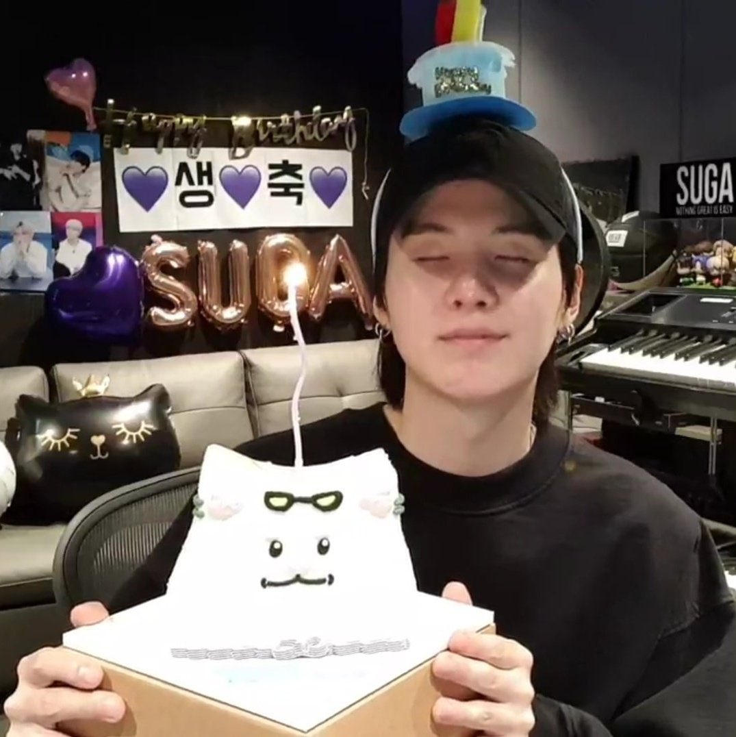 chimback_jm's tweet photo. Happy birthday yoongiii🤩💜born to be a producer and a genius!!!
#YoongiDay
#HappyBirthdaySUGA 
#HAPPYSUGADAY 
#SUGADAY 
#yoongiBIRTHDAY https://t.co/DZQh216srS
