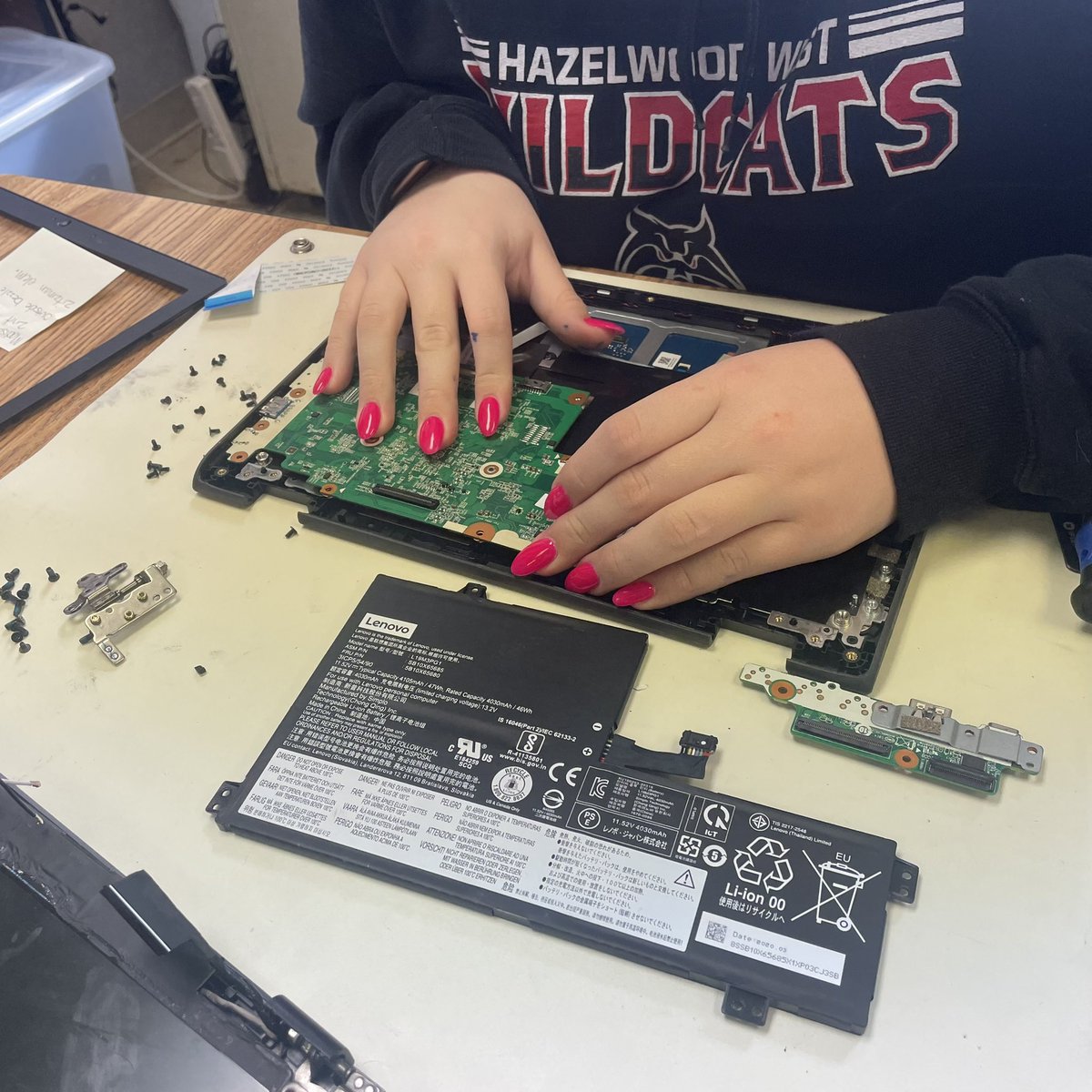 PHS_S_Support's tweet photo. Give a big IT welcome to some of our new repair students! Its always a good day to get students trained in repair. 
#MVR3 #MVRS #PacificHighschool #PacificIndians #ChromelandSecurity #CS https://t.co/3GEMM6LUiM