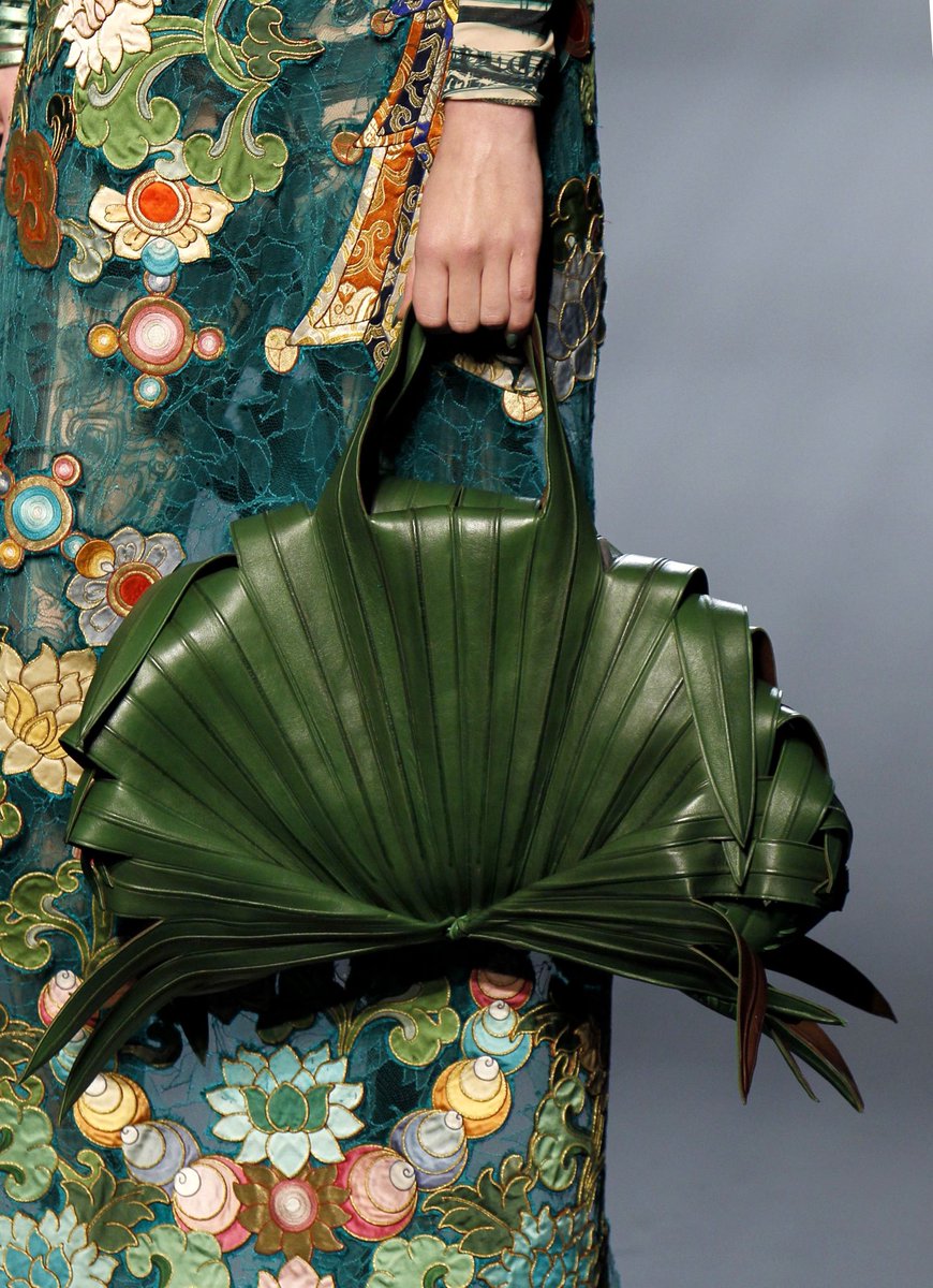 gastt_fashion's tweet photo. Leaf Bags from Jean Paul Gaultier Spring 2010 Couture. https://t.co/A0LSheiI5o