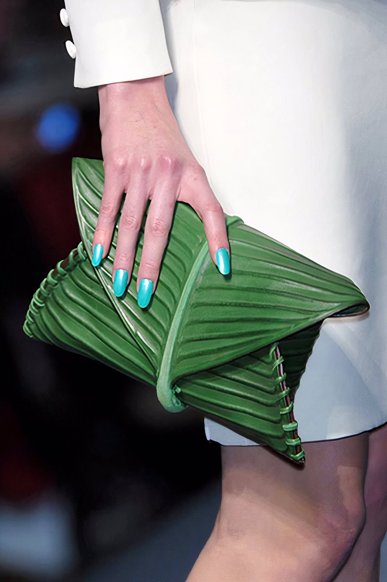 gastt_fashion's tweet photo. Leaf Bags from Jean Paul Gaultier Spring 2010 Couture. https://t.co/A0LSheiI5o