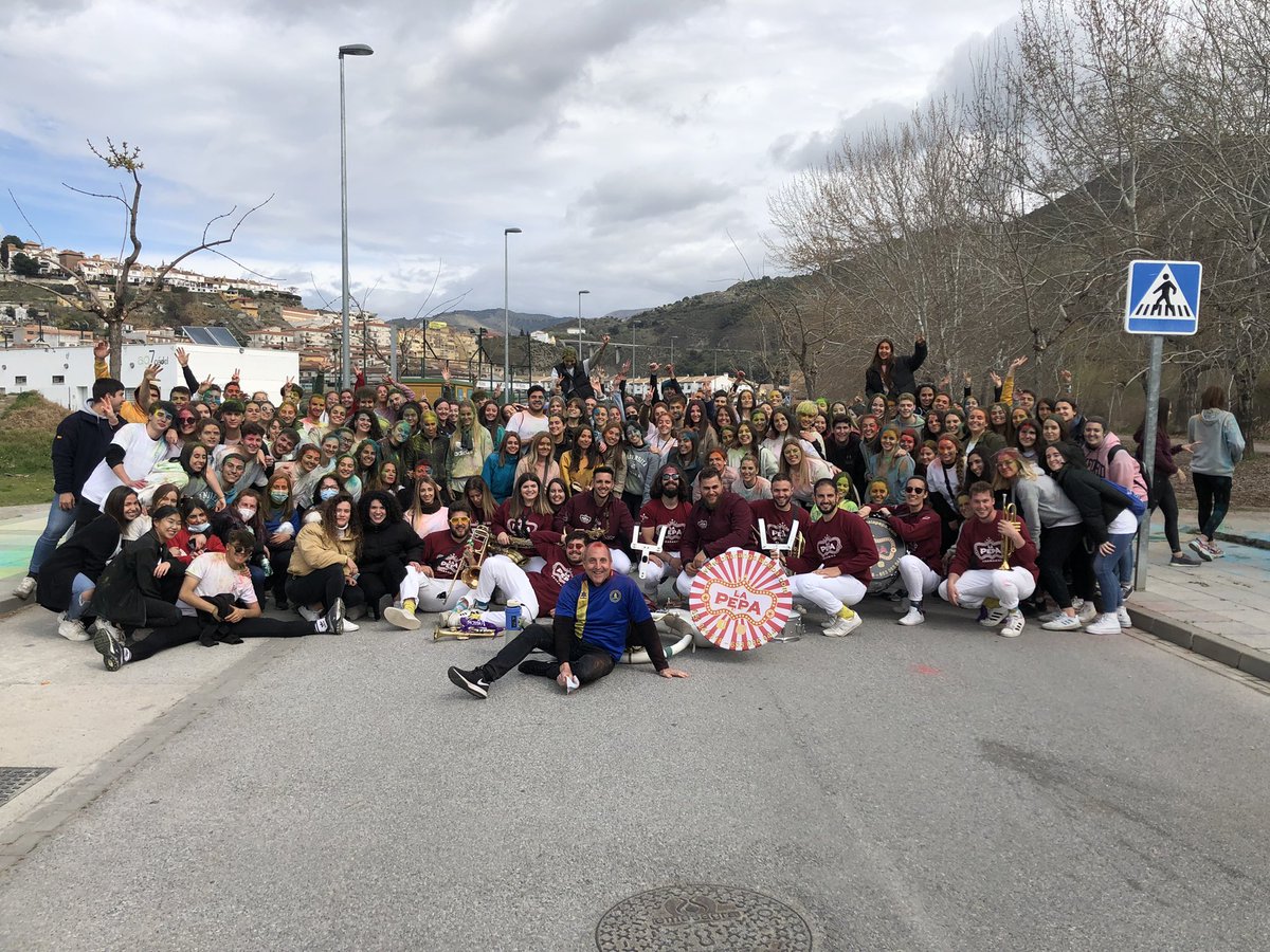 FacultadCCSS's tweet photo. Y con esta foto de final de trayecto nos despedimos por hoy. Queremos agradecer sinceramente la colaboración de la charanga "La Pepa", por amenizarnos la jornada, y de 🚨 @PoliciaGr 🚓 por cuidar de nuestra seguridad en el recorrido 😌🤗 https://t.co/dYbhdKG5sW