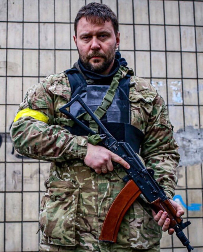 WalhallaMann's tweet photo. 🇷🇺⚡️🇺🇦 El juez de la Corte Suprema de Ucrania, Ivan Mishchenko, evacuó a su familia de Kiev y regresó como voluntario para una de las unidades de la Fuerza de Defensa Territorial. https://t.co/AvLq49BeJP