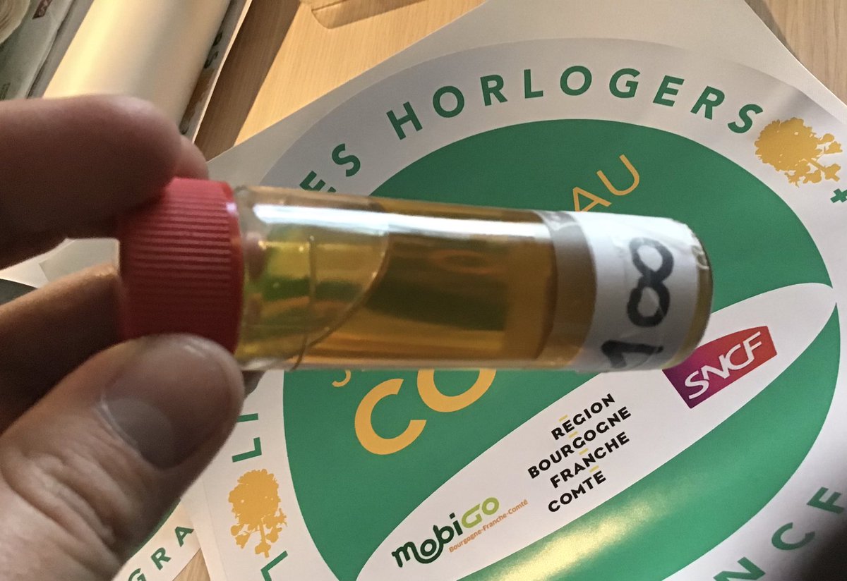 Aujourd’hui on fait le plein de B100 à Besançon. Carburant 100% végétal.🌿🌱

Livraison par <a href="/Oleo100_FR/">Oleo100</a> pour le remplissage de nos 2 cuves.

Voilà le fameux B100 en photo, il ira alimenter nos 2 AGC qui roulent quotidiennement en test sur la ligne des Horlogers.

<a href="/BONNIN1402/">Emmanuel BONNIN</a> 😉