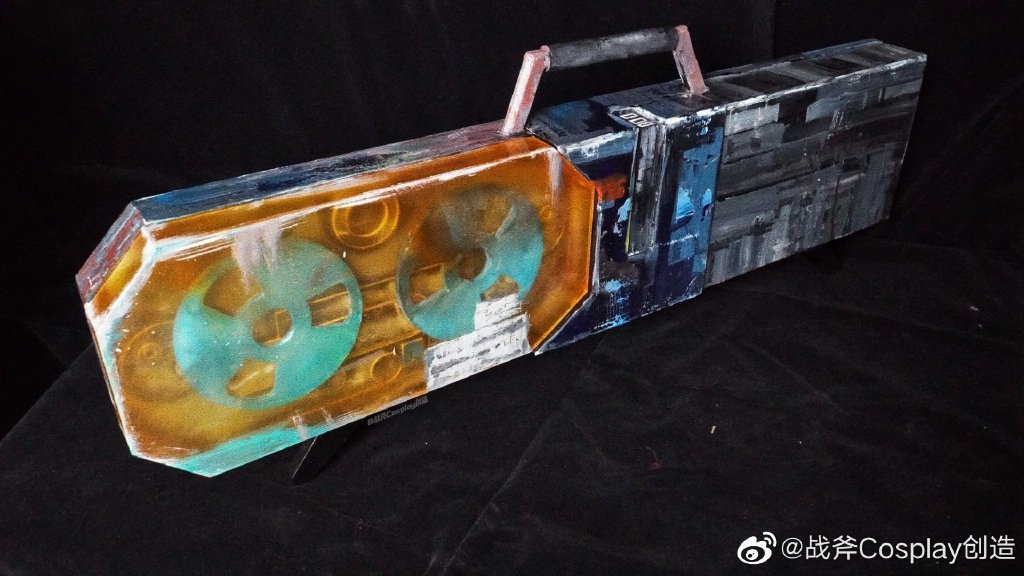 ergou_cosplay's tweet photo. I didn't expect that it really manually restored this item. A bottle of vodka, half drink, half colors. Cup, comrades.没想到，真的手工还原出了这件道具。一瓶伏特加，一半喝，一半上色。干杯，同志。#discoelysium 
@discoelysium https://t.co/CqBDJ5uCgT