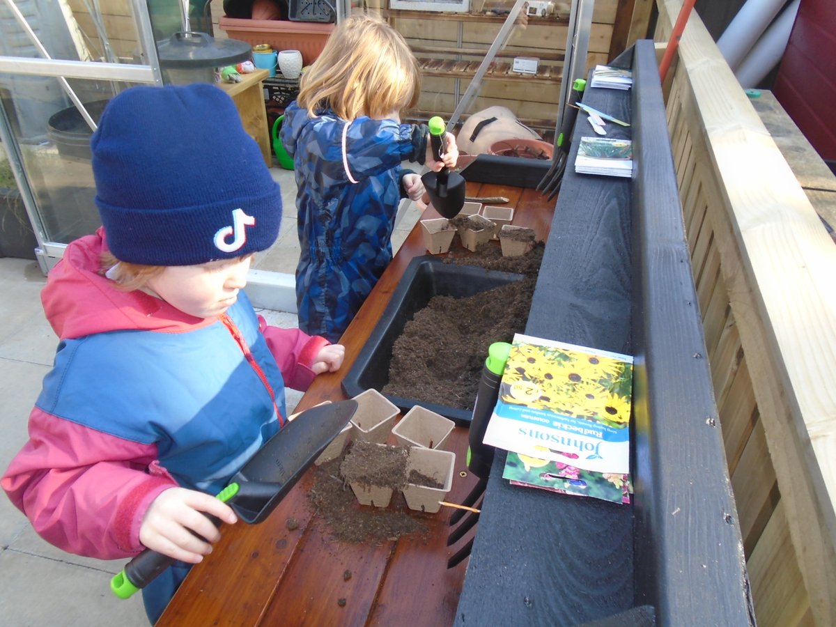 wellsidekg's tweet photo. Starting planting for Spring today #newbench #food https://t.co/d938GvRULC