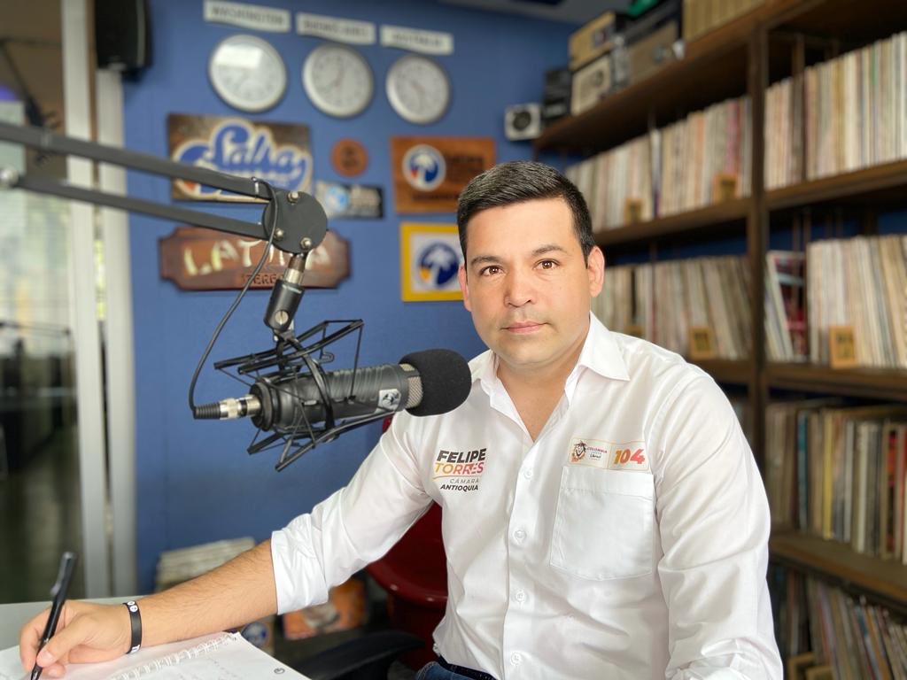 felipetorres104's tweet photo. En #LatinaStereo #Medellin hablamos de la importancia de resaltar a nuestros artistas que tanto fueron afectados por la pandemia. Hagamos todo por su total reactivación económica. #FelipeTorres #104 #representante https://t.co/30jDWRIwpM