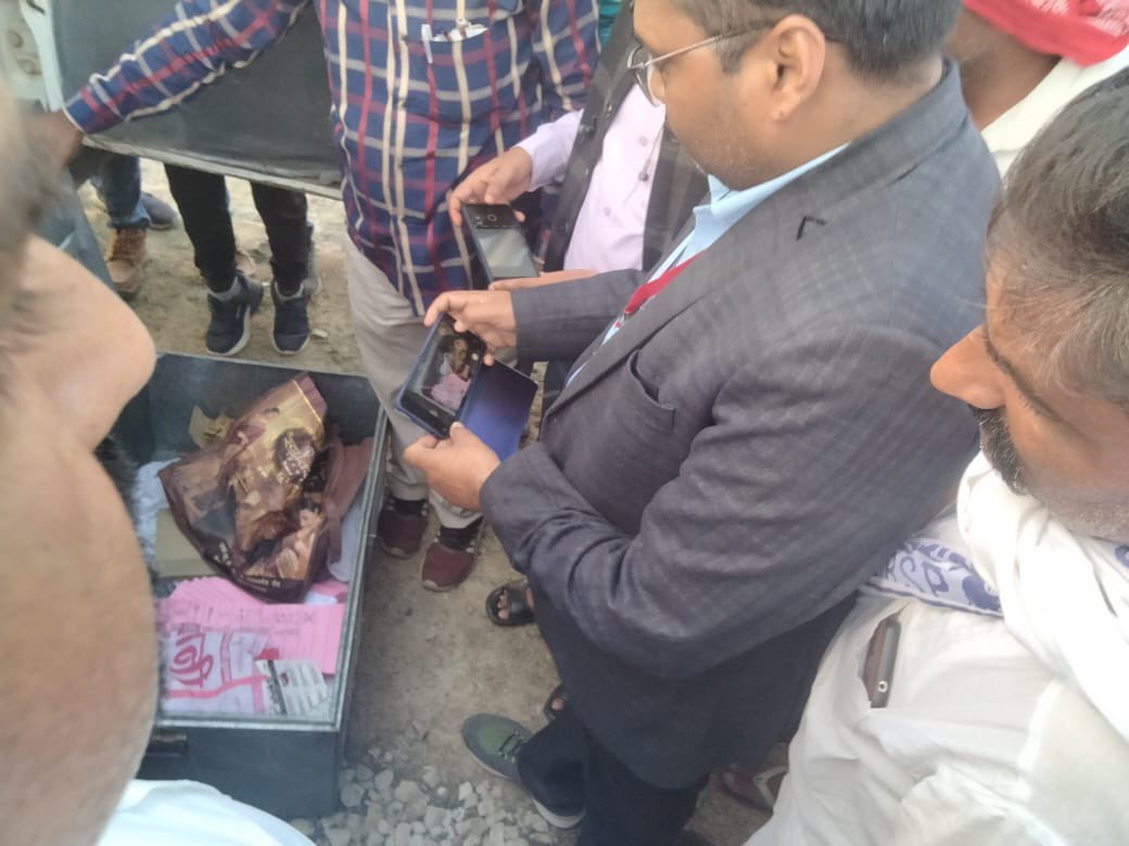 #लोकतंत्र_बचाओ_ईवीएम_बचाओ_उप्र_चुनाव

निर्वाचन आयोग घुंघरू तोड़ो, लोकतंत्र को बचाने की जिम्मेदारी निभाओ। वेतन जनता की सेवा का लेते हैं।..