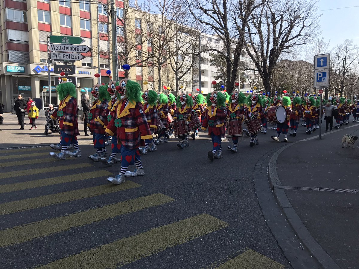 rovrewa2's tweet photo. 🇨🇭In #Basel ist endlich wieder Fasnacht, nachdem 2020 und 2021 diese ausgefallen ist.
Jetzt im Jahr 2022 scheint es eine ganz schöne zu werden, Wetter macht zu 100% mit - kalt und schön!
Ein paar Schnappschüsse von heute Nachmittag! https://t.co/FbGPFbtqrM