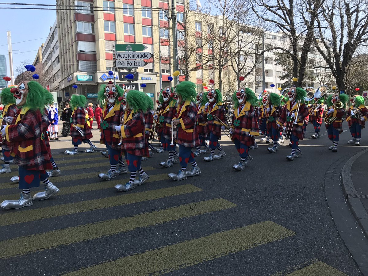 🇨🇭In #Basel ist endlich wieder Fasnacht, nachdem 2020 und 2021 diese ausgefallen ist.
Jetzt im Jahr 2022 scheint es eine ganz schöne zu werden, Wetter macht zu 100% mit - kalt und schön!
Ein paar Schnappschüsse von heute Nachmittag!