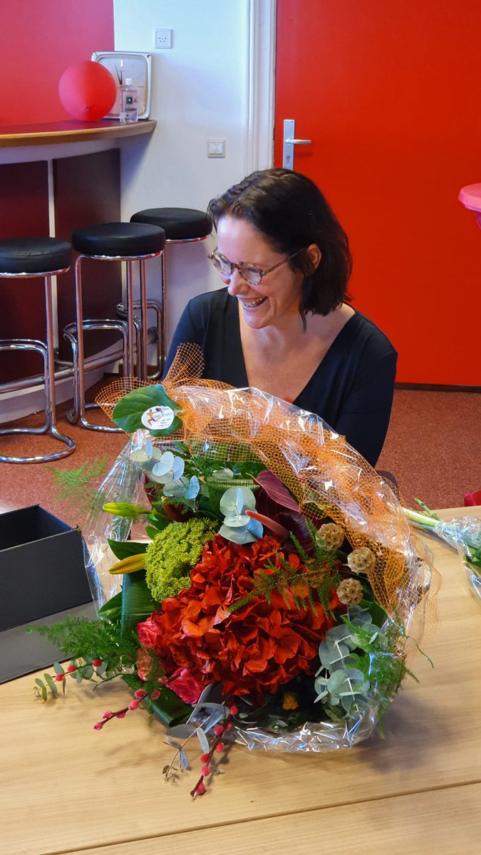 pcbolwd's tweet photo. Prachtige prijsuitreiking op #internationalevrouwendag van de Rødstrømpe, rode sok, aan @AnnemiekeHuiska mp, onze onderwijskundig beleidsmedewerker. Op het scherm burgemeester @sybrandbuma met een felicitatie. https://t.co/iHme26CPIr