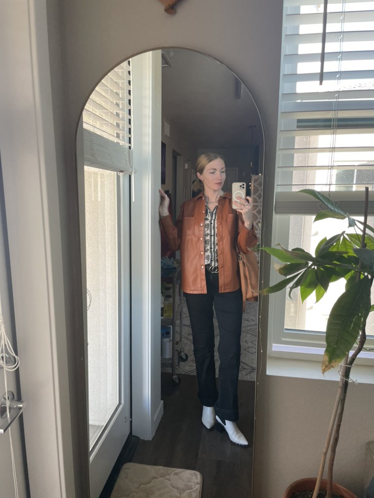 JenHitchings's tweet photo. One thing that’s drastically changed about my life since moving west is I wear browns now? Maybe subconsciously trying to match all the sand? https://t.co/GpXhxeJv05