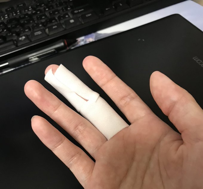 絵かっくぞー!って意気込んだのに中指がめちゃくちゃ痛くて絵描くどころじゃない…😭 