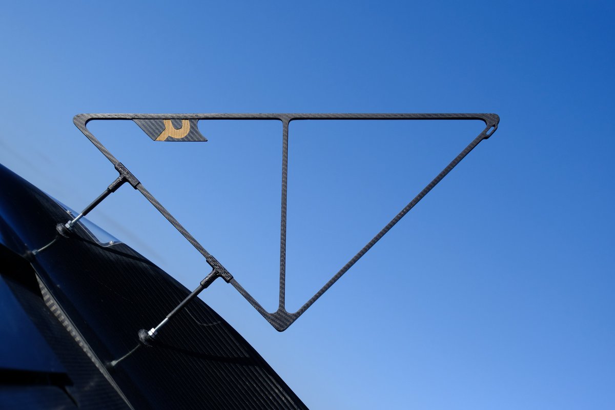 aero_aura's tweet photo. #IntegralR
Plus léger & plus résistant, ce triangle est entièrement conçu en composite grâce au savoir-faire de notre équipe.
Positionné en bout d’ailes, c’est un élément indispensable qui permet au pilote de se repérer dans son environnement voltige. ➰ https://t.co/1l2NTt2s2O
