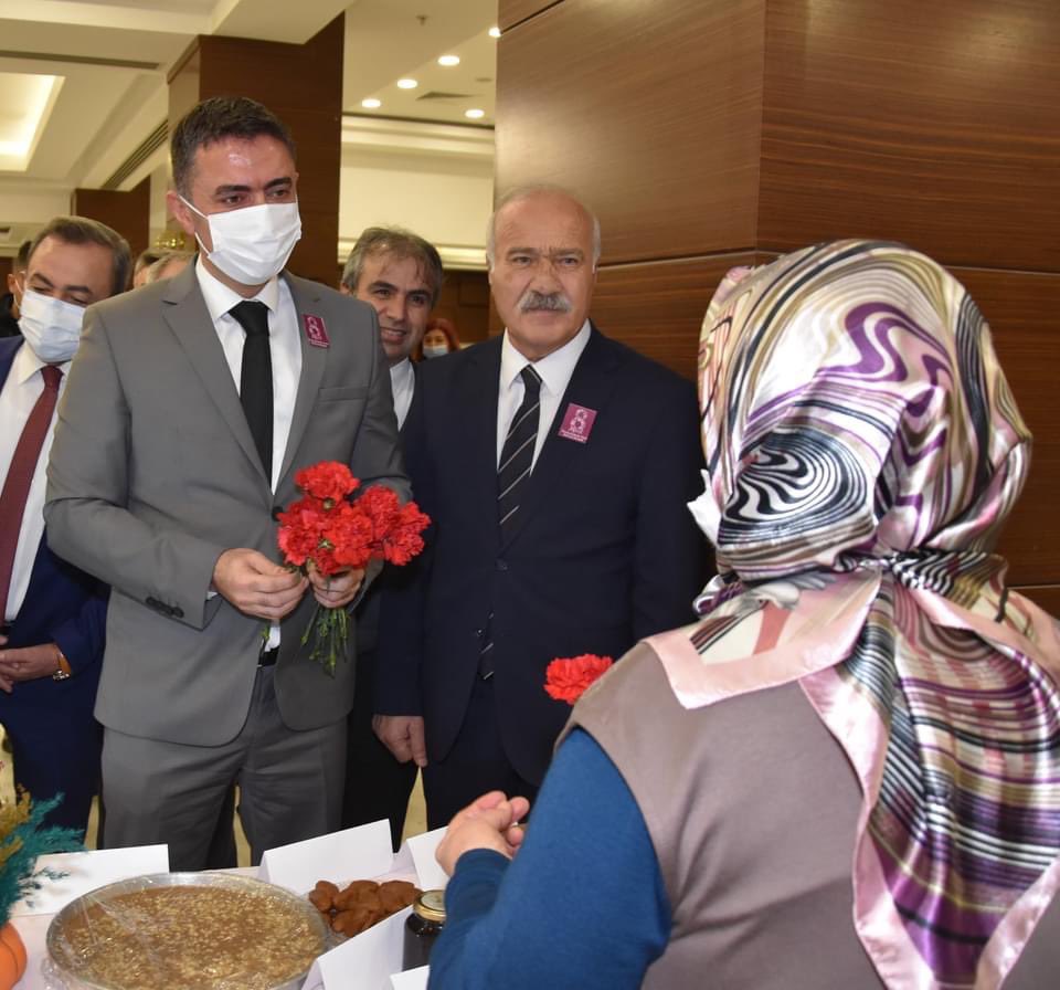 TekbBulent's tweet photo. Eğer geleceğin büyük Türkiye'sini inşa edeceksek bunu kadınlarımızla birlikte yapacağız. Başta şehit eşlerinin, şehit annelerinin, en yakınımızdan başlayarak ailemizdeki, ilimizdeki, ülkemizdeki ve tüm dünyadaki  kadınların '8 Mart Dünya Kadınlar Günü'nü tebrik ediyorum. https://t.co/32FIPo9O23