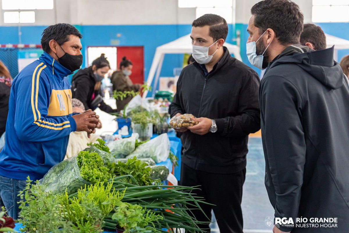 GonzaFerro's tweet photo. ¡El “Mercado en tu barrio” de chacra II fue un éxito!

Con precios populares convenidos con comerciales y productores locales, cientos de vecinos y vecinas accedieron a productos de primera necesidad y de excelente calidad.

Estamos cuidando el bolsillo.

Gestión Ciudadana 💙 https://t.co/pN1J9GAZbH