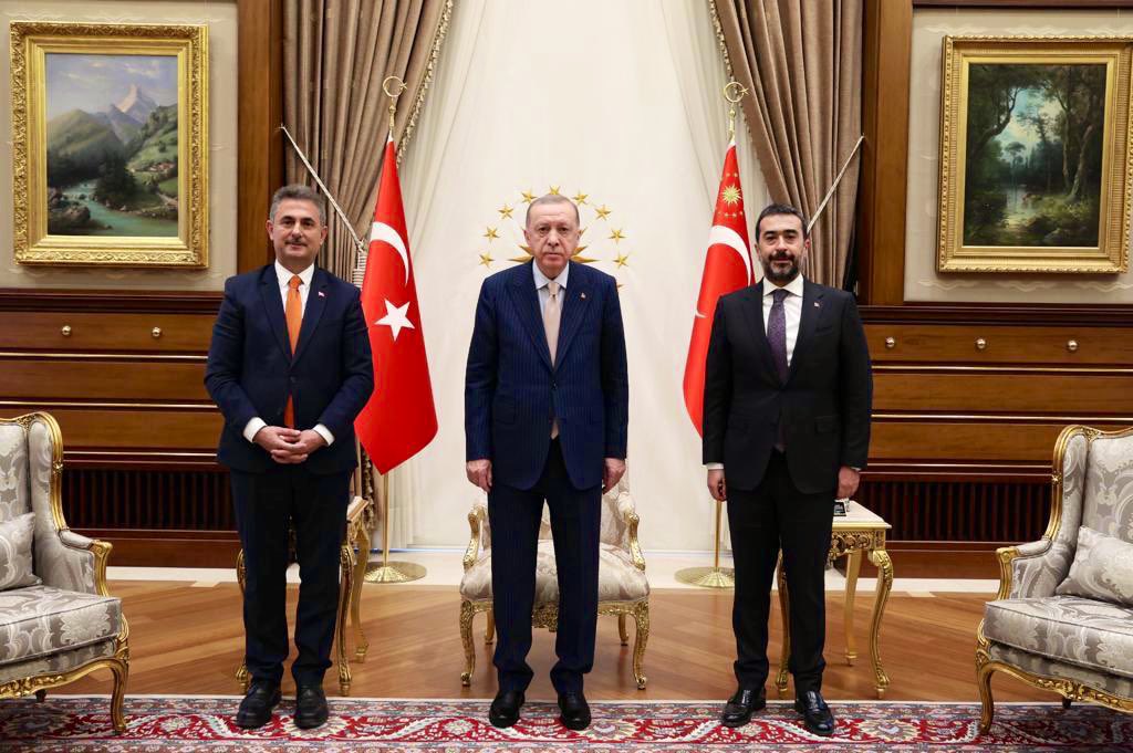 Hakan Han ÖZCAN 🇹🇷 (@hakanhanozcan) on Twitter photo Rehberliğinden güç aldığımız Liderimiz, Cumhurbaşkanımız Sn.<a href="/RTErdogan/">Recep Tayyip Erdoğan</a> ‘ı, milletin evinde Grup Başkanvekilimiz, Mamak Bel. Bşk.<a href="/MuratKoseMamak/">Murat Köse 🇹🇷 🦩🚀🏹</a> ile birlikte ziyaret ederek, çalışmalarımızla ilgili bilgi verdik.
Biz bu Millete ve Başkente aşığız… Rehberliğinden güç aldığımız Liderimiz, Cumhurbaşkanımız Sn.<a href="/RTErdogan/">Recep Tayyip Erdoğan</a> ‘ı, milletin evinde Grup Başkanvekilimiz, Mamak Bel. Bşk.<a href="/MuratKoseMamak/">Murat Köse 🇹🇷 🦩🚀🏹</a> ile birlikte ziyaret ederek, çalışmalarımızla ilgili bilgi verdik.
Biz bu Millete ve Başkente aşığız…