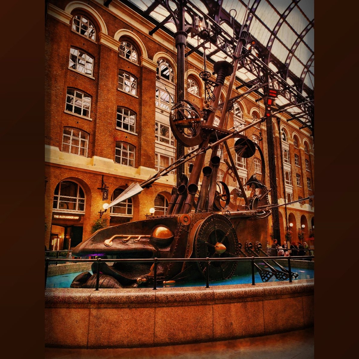 Hay's Galleria, named after the merchant Alexander Hay 
#haysgalleria #hayswharf #London #Southbank #Riverside #Riverwalk #riverthames #UK #Britain #southwark #steampunk 
During the 19th century, the wharf was one of the chief delivery points for ships bringing tea. 🍵