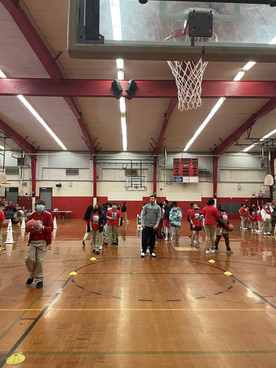 harrismiddle's tweet photo. 7th graders won the Benchmark competition and got to participate in the @PelicansNBA Jr. Training Camp today! Thank you to @SmoothieKing @OchsnerHealth https://t.co/vpCzeFNvgz