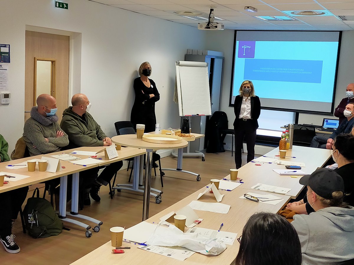 #8mars #JournéeDesDroitsDesFemmes 
Camille Tubiana, préfète déléguée pour l'égalité des chances, s'est rendue à l'agence @poleemploi_HDF de Lille Vaucanson pour suivre une opération de présentation des métiers du bâtiment auprès de femmes.