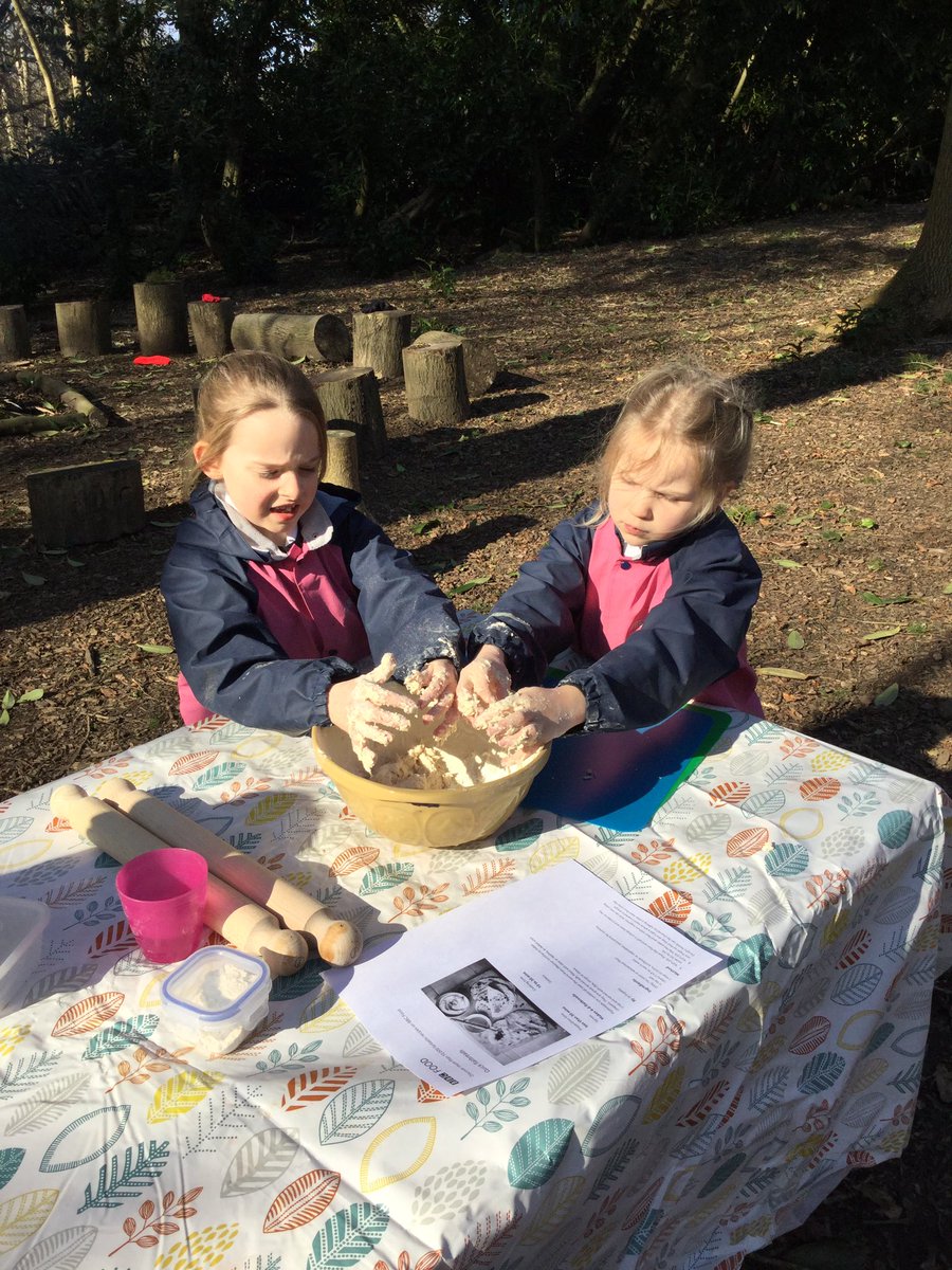 PipersForestSch's tweet image. Year 1 @PipersPrePrep made their own flat bread over the fire 🔥 Delicious! #PipersOutdoors #PipersForest