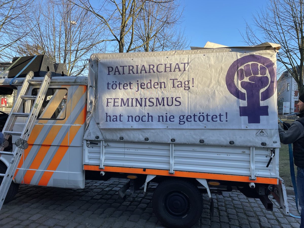8mrostock's tweet photo. Gleich geht's los - kommt zum Wilhelm-Külz-Platz ✊🏽💜✊🏽 #hro0803 #8M2022 https://t.co/mVRIA9TJHq
