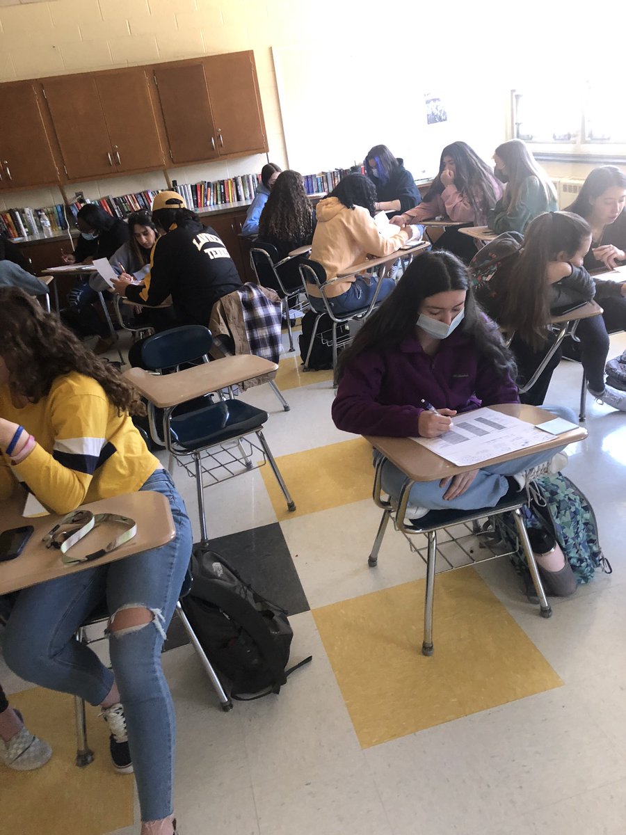 Humanities students providing feedback to Freshmen models for <a href="/CorinneMercaldi/">Corinne Mercaldi</a>’s class- across grades and courses we’re supporting learning🙃