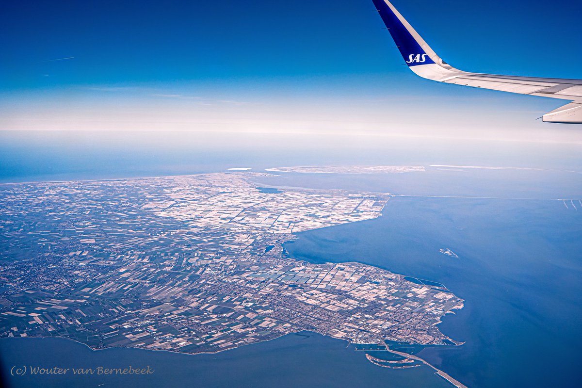 StormchaserNL's tweet photo. Noord-Holland en de Waddeneilanden, vanmiddag gezien vanaf 10 km hoogte! Kraak heldere lucht boven Nederland... ✈️ #terschelling #Wadden 
 
@helgavanleur @StormHour @EdAldus @SytseSchoustra @Weerplaza https://t.co/shb3GQWbRw