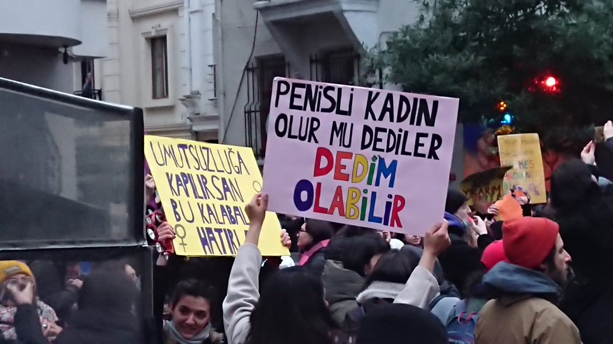 KaosGL's tweet photo. Cihangir, #FeministGeceYürüyüşü kareleri: İbnelik de feminizme dahil, araştırmanı öneririm #8Mart #8M2022 

📸: Gözde Demirbilek / Kaos GL https://t.co/j6qzjTZOUE